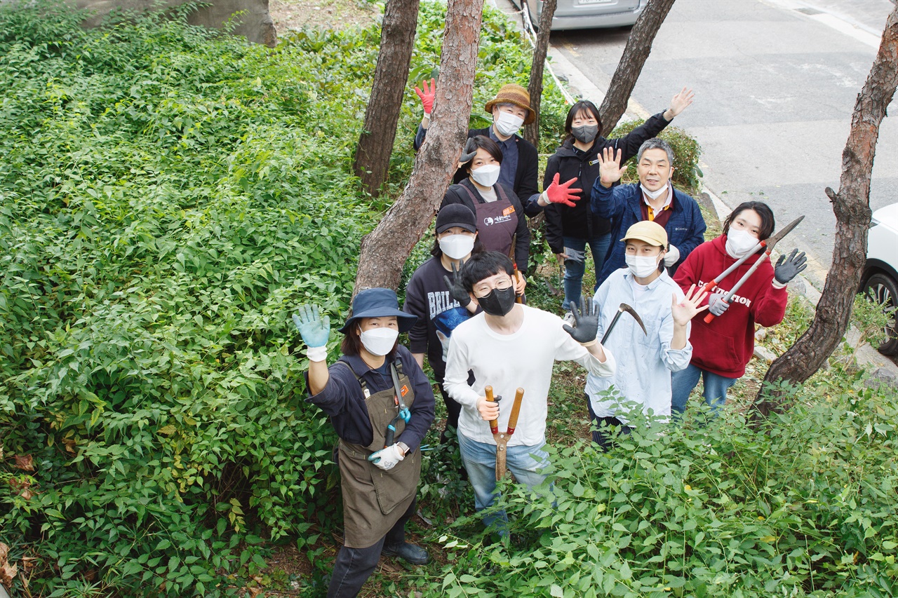 액션가드닝 커뮤니티 멤버들이 지난 9월 서울 종로구 근처에서 자투리 땅을 찾아 정원을 가꾸고 구근 심기를 함께 하는 ‘액션가드닝’을 진행했다.