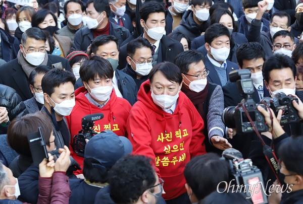 윤석열 국민의힘 대선 후보가 이준석 당대표와 갈등을 봉합하고 4일 부산에서 공개 거리 인사에 나섰다.