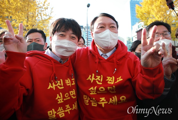 윤석열 국민의힘 대선 후보가 이준석 당대표와 갈등을 봉합하고 지난달 4일 부산에서 공개 거리 인사에 나선 모습.