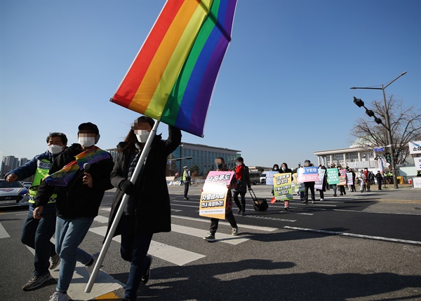 성소수자차별반대 무지개행동 관계자들이 4일 오후 서울 여의도 국회 앞에서 차별금지법 제정을 촉구하는 행진을 하고 있다. 