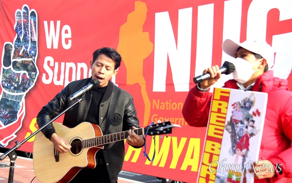 12월 5일 오후 창원역 광장에서 열린 "미얀마 민주주의 연대 40차 일요시위". 보보와 친구들.