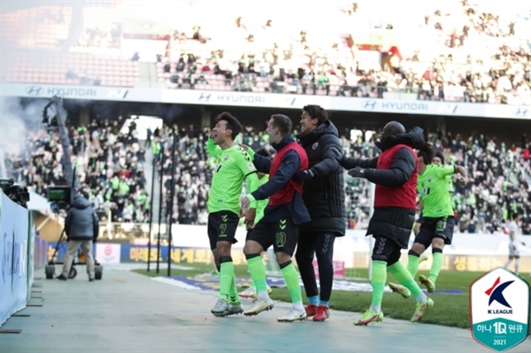 전북 현대 전북의 한교원이 제주와의 K리그1 최종전에서 선제골을 넣은 이후 팬들과 기쁨을 나누고 있다. 