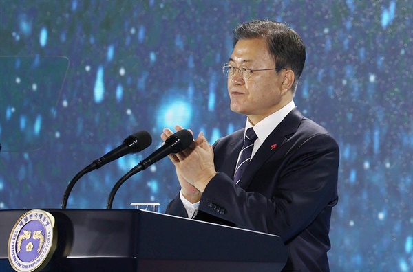 문재인 대통령이 지난 6일 서울 강남구 코엑스에서 열린 제58회 무역의날 기념식에 참석, 무역인들에게 박수를 보내고 있다.