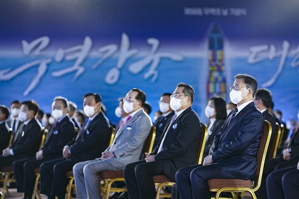 문재인 대통령이 6일 서울 강남구 코엑스에서 열린 제58회 무역의 날 기념식에 참석해 행사를 지켜보고 있다.