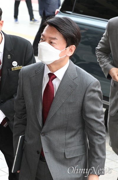 국민의당 안철수 대선 후보가 6일 오후 서울 여의도 켄싱턴호텔에서 정의당 심상정 대선 후보와 회동하기 위해 들어서고 있다.