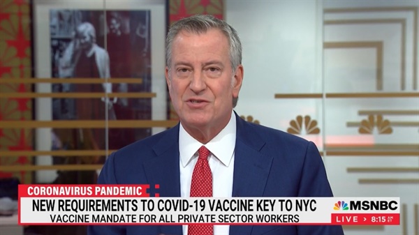 빌 드 블라지오 미국 뉴욕시장의 백신 접종 전면 의무화 발표를 전하는 MSNBC방송 갈무리.