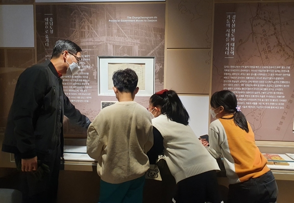 추부초 3학년 학생들이 대전시립박물관을 관람하고 있다.
