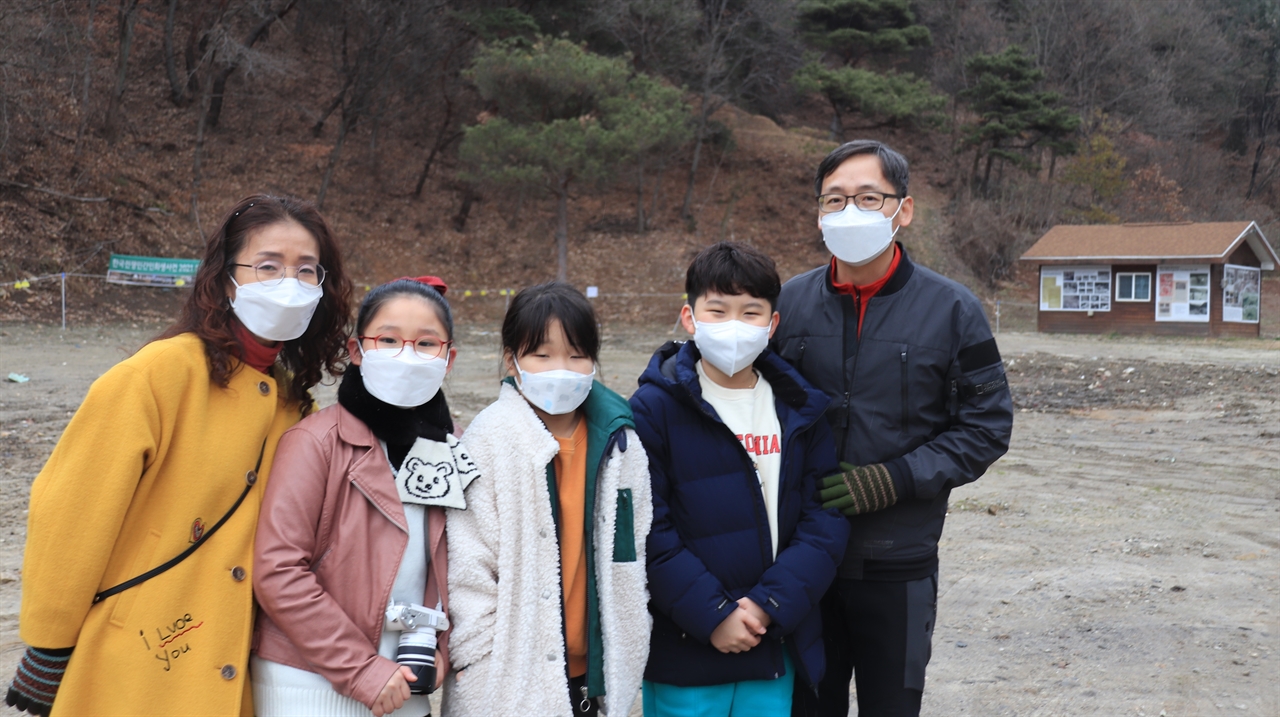 추부초 3학년 학생들이 충남도교육청의 '사제동행' 행사의 하나로 대전 산내골령골 평화공원을 방문해 설명을 듣고 있다.