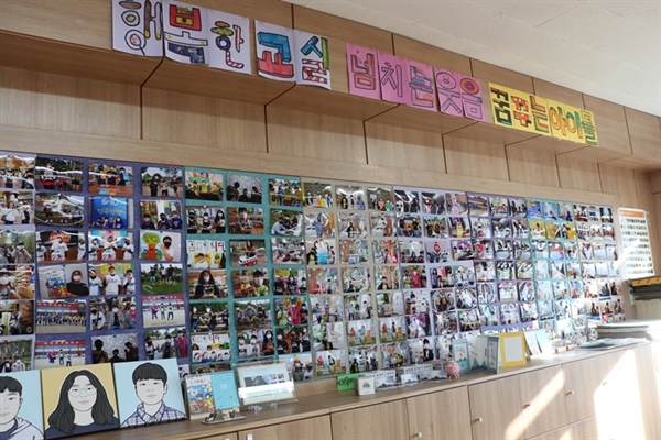 천안 위례초 6학년 1반 교실에 붙은 사진일기.  일 년 동안 교실에서, 학교 밖에서 써온 사진일기다.