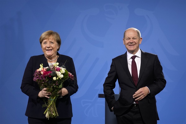 앙겔라 메르켈 전 독일 총리와 올라프 숄츠(오른쪽) 신임 독일 총리가 8일 베를린 총리실에서 함께 웃고 있다. 