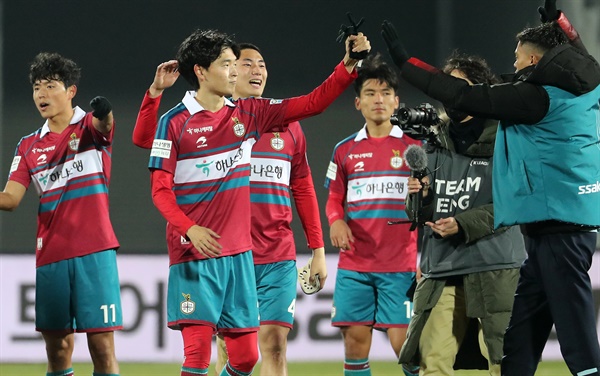  8일 대전 한밭종합운동장에서 열린 2021년 K리그 승강 플레이오프 1차전 강원FC와 대전하나시티즌의 경기에서 승리한 대전 선수들이 기쁨을 나누고 있다.