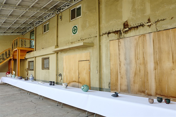 여주시 하동 옛 경기실크 공장의 한쪽 벽에 전시된 도자기 작품
