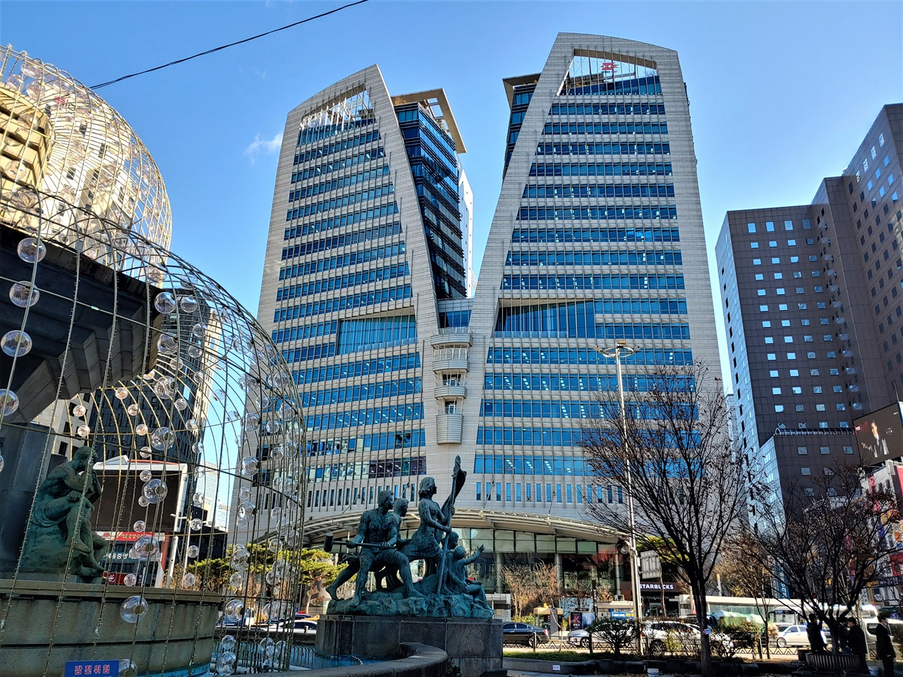 1981년 지은 건물을 헐고, 영문 'M'자를 형상화하여 2007년에 새로 지은 서울중앙우체국.