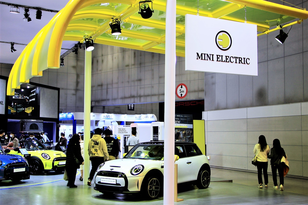서울모빌리티쇼를 찾은 독일 자동차 브랜드 'mini'가 전시관 현장에 전기자동차 전시를 해두었다.