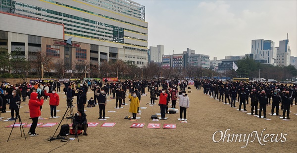 대전지역 51개 노동, 종교, 시민사회단체, 진보정당 등으로 구성된 '2021 대전민중대회 추진위원회'는 11일 오후 대전 서구 둔산동 보라매공원에서 '2021 대전민중대회'를 개최했다.