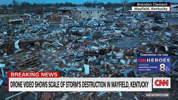 미국 중부에서 발생한 초강력 토네이도 피해를 보도하는 CNN 뉴스 갈무리.