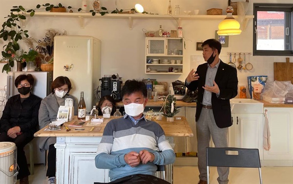 더불어민주당 김병욱 국회의원(성남분당을)이 12월 12일 고향인 경남 산청을 찾아 곶감 생산자들을 만나 이야기를 나누었다.