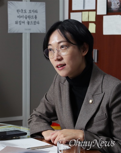 장혜영 정의당 의원이 14일 서울 여의도 국회 의원회관에서 <오마이뉴스>와 인터뷰 하고 있다.