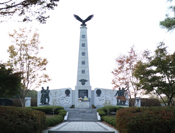 두 경찰관의 고귀한 희생정신을 기리고자 부여 대간첩작전 전적지 현장에 1997년 경찰 충혼탑을 건립했다.