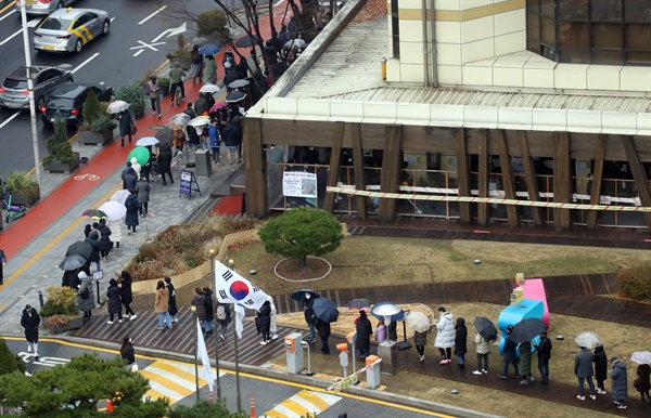 15일 오전 서울 송파구 보건소 선별진료소에서 시민들이 검사를 기다리고 있다.