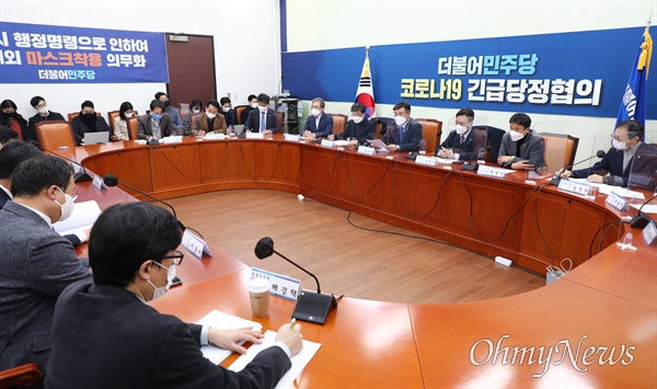 더불어민주당 윤호중 원내대표가 15일 서울 여의도 국회에서 열린 코로나19 긴급당정협의에서 발언하고 있다.