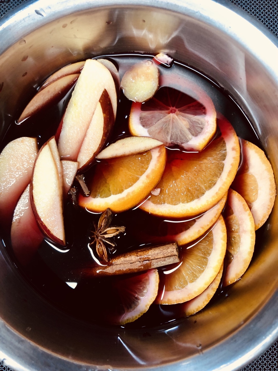 뱅쇼는 레드 와인에 오렌지·레몬 등 과일과 계피·정향 등 향신료를 넣고 끓여 따뜻하게 마시는 음료이다. 