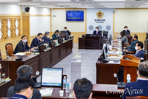 경북도의회 기획경제위원회는 15일 상임위를 열어 윤승오 의원(국민의힘·비례)이 발의한 생활임금 조례안을 심의해 의결했다.