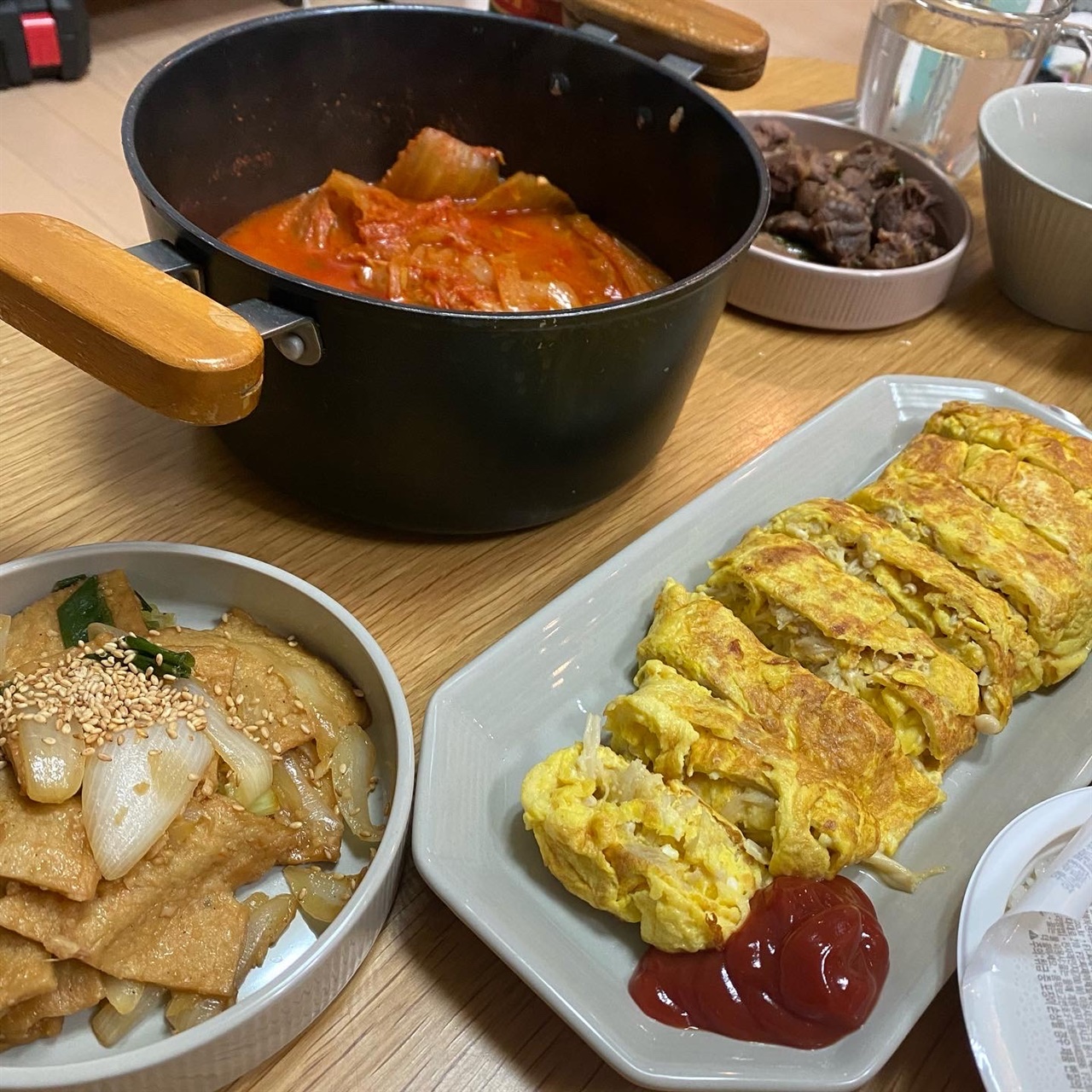참치김치찌개, 계란말이, 어묵볶음, 장조림 집밥의 정석