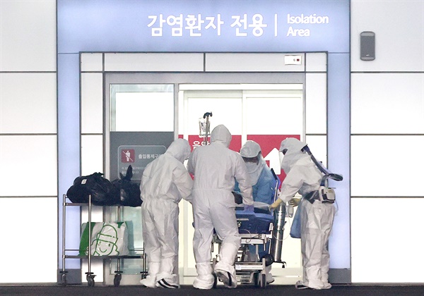 코로나19 확산세가 이어진 16일 오전 코로나19 치료 전담 병원인 서울 중랑구 서울의료원에서 의료진이 확진자를 이송하고 있다. 중앙방역대책본부에 따르면 이날 0시 기준 신규 확진자 수는 7천622명으로 기록됐고, 위중증 환자는 989명으로 다시 최다치를 기록했다
