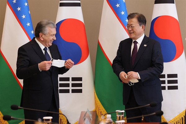문재인 대통령이 17일 청와대에서 열린 한-우즈베키스탄 정상회담에서 샤프카트 미르지요예프 우즈베키스탄 대통령과 인사하고 있다. 