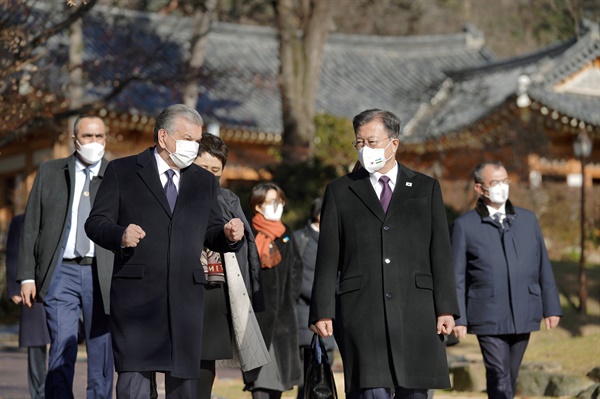 한국을 국빈 방문한 샤프카트 미르지요예프 우즈베키스탄 대통령이 17일 청와대에서 문재인 대통령과 오찬을 마친 뒤 녹지원을 산책하며 대화하고 있다.