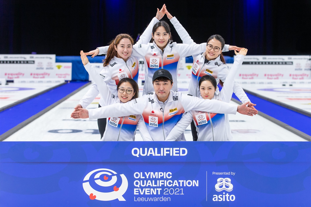  올림픽 진출에 성공한 여자 컬링 대표팀 '팀 킴' 선수들.