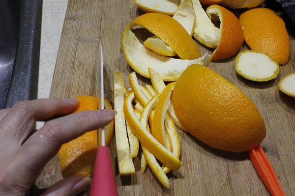 오렌지 껍질을 까서 다시 길게 잘라준다.