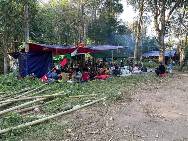 미얀마 피난민들이 떵린강 옆에 모여 있다.