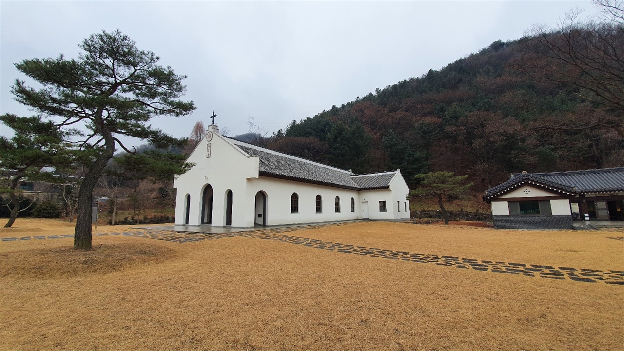 김대건 신부의 자취가 남겨진 은이성지에는 중국 상해에서 있던 성당을 새롭게 복원한 김가항 성당과 그의 기념관이 남아있다.