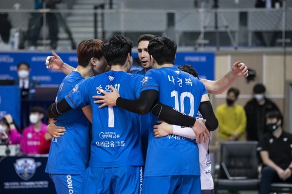  남자프로배구 한국전력과의 경기에서 득점을 올리고 기뻐하는 우리카드 선수단 