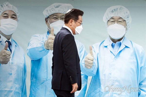 더불어민주당 이재명 대선 후보가 2021년 12월 22일 서울 여의도 중앙당사에서 과학기술 정책공약을 발표하기 위해 단상으로 이동하고 있다.