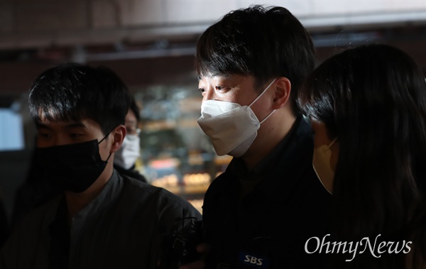 국민의힘 이준석 대표가 22일 김종인 총괄선대위원장과 회동하기 위해 서울 중구 롯데호텔에 들어서고 있다. 