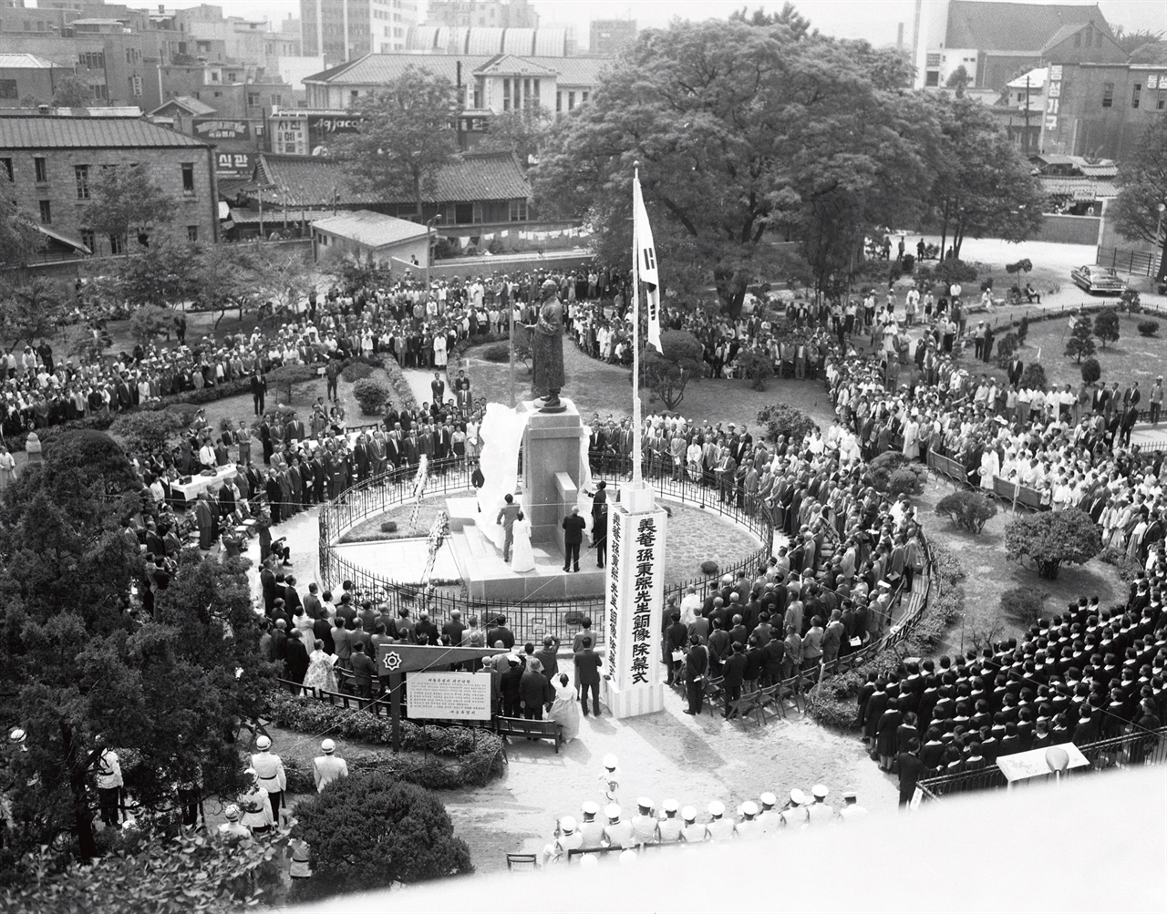 탑골공원에 3.1운동 정신을 기려, 1966년 손병희 동상을 제막하는 광경.