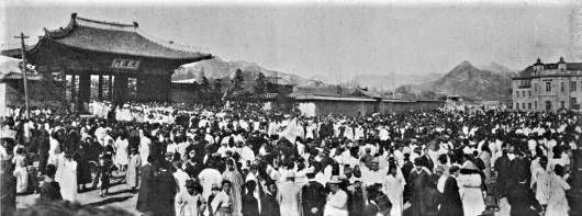 덕수궁 대한문 앞에서 벌어진 1919년 3.1운동 광경.