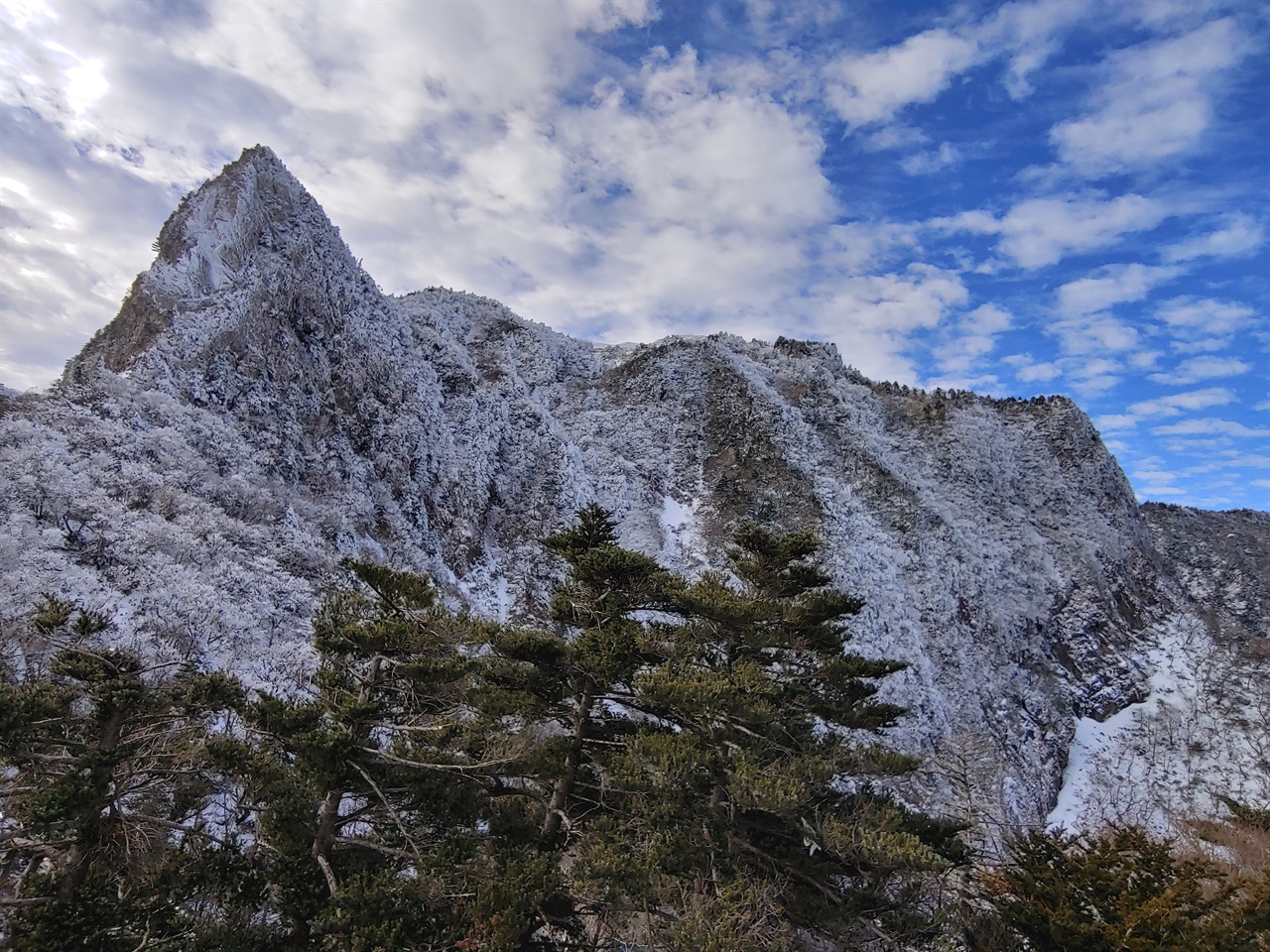 한라산 삼각봉 설경 관음사코스에서 1500미터 정도에 있는 삼각봉 대피소에서 촬영한 한라산 삼각봉 설경