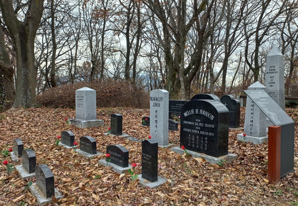 서울과 충청 호남지역에서 선교활동 중 순교하여 서울 양화진과 전주에 안장된 선교사들의 묘비를 동일한 모양과 크기로 재현해 놓았다
