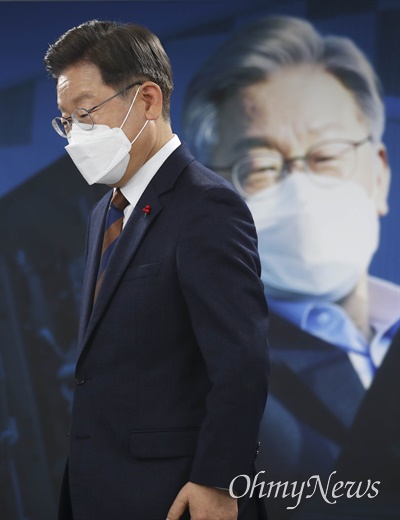 더불어민주당 이재명 대선 후보가 24일 서울 여의도 중앙당사에서 '스마트강군, 선택적 모병제' 공약 발표를 마친 후 브리핑룸을 나서고 있다.