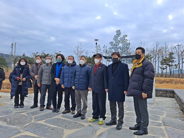 진화위 정근식 위원장과 여수시 박성미 시의원, 그리고 토론 참가자들이 여수시 남면 이야포 평화공원에 모여 함께 협력할 것을 다짐하고 있다.
