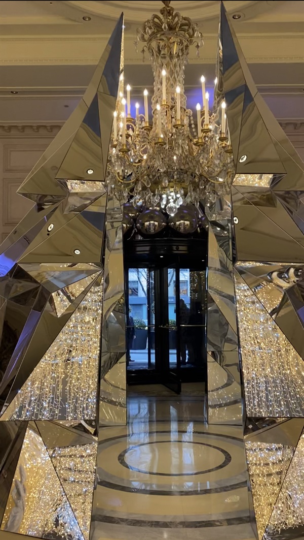 파리 포시즌 조르주 쌍크 호텔 입구에는 특이하게 크리스마스 트리 대신 거울로 된 조형물을 설치해서 화려함을 더했다. 