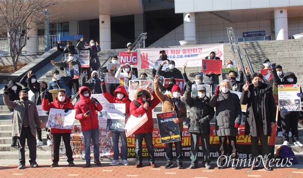 12월 26일 오후 창원역 광장에서 열린 "미얀마 민주주의 연대 43차 일요시위".