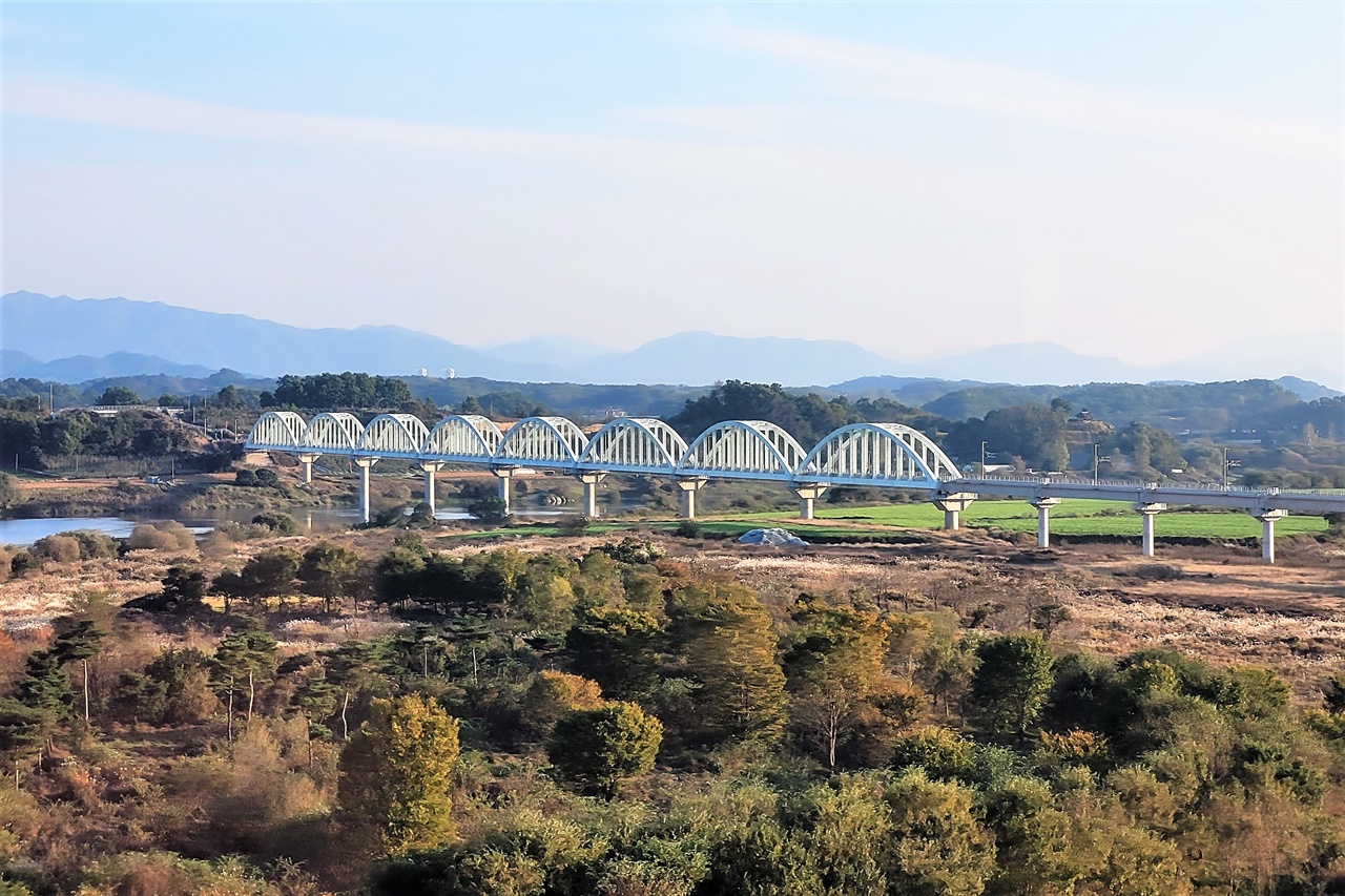 남한강을 가로지르는 중부내륙선 철길의 모습.