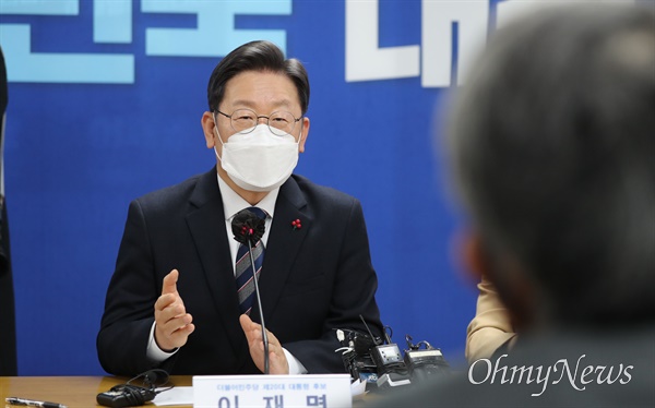 더불어민주당 이재명 대선 후보가 27일 서울 여의도 당사에서 아이보시 고이치 주한일본대사를 접견, 발언하고 있다.