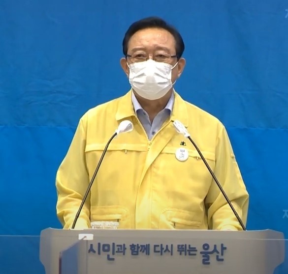 기자회견을 통해 울산권 광역철도를 설명중인 송철호 울산시장
