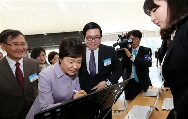 2013년 12월 2일 아이카이스트를 방문한 박근혜씨. 박씨 오른쪽이 김성진 전 대표. 아이카이스트 홈페이지 갈무리.
